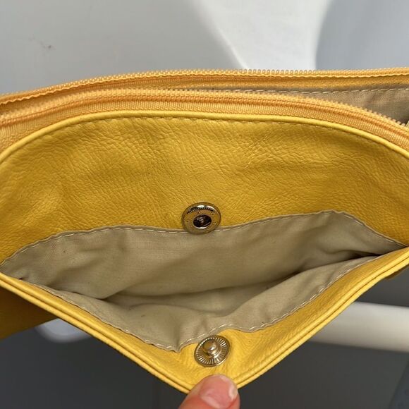 Follow Me Handbag - Picture 2 of 9